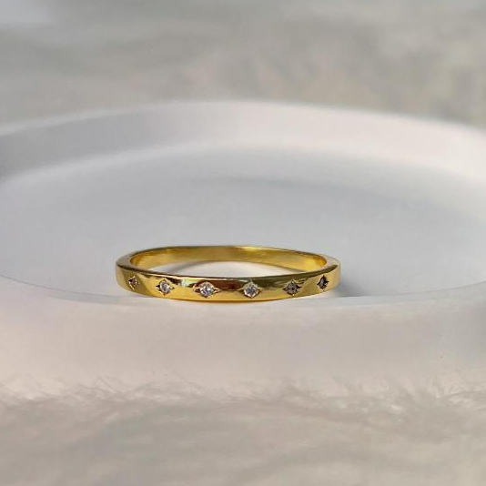 Anel com Zircônias Cristal - Imagem 2